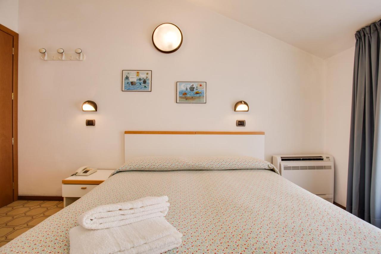 Hotel Villa Dei Gerani Rimini Kültér fotó