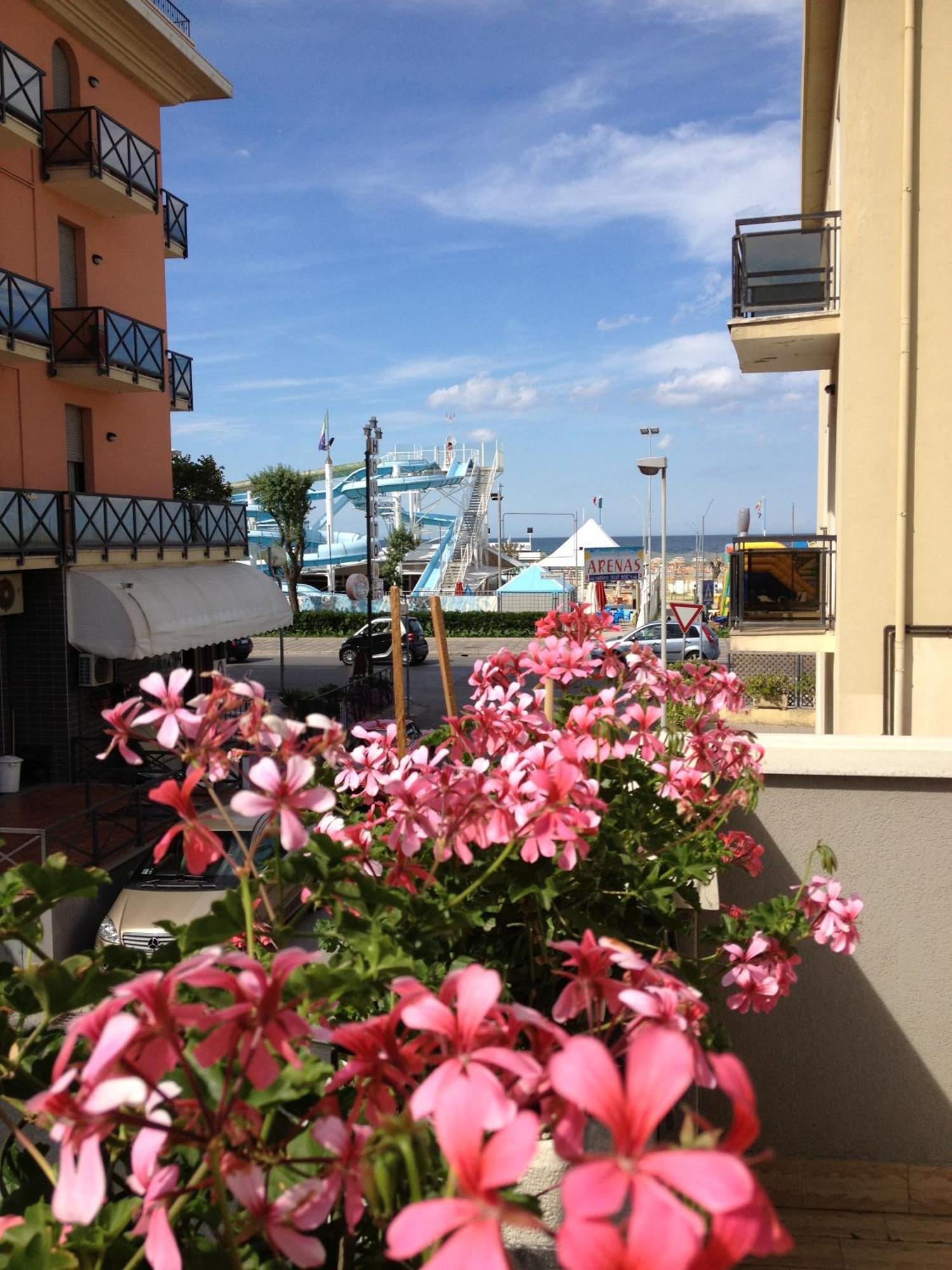 Hotel Villa Dei Gerani Rimini Kültér fotó