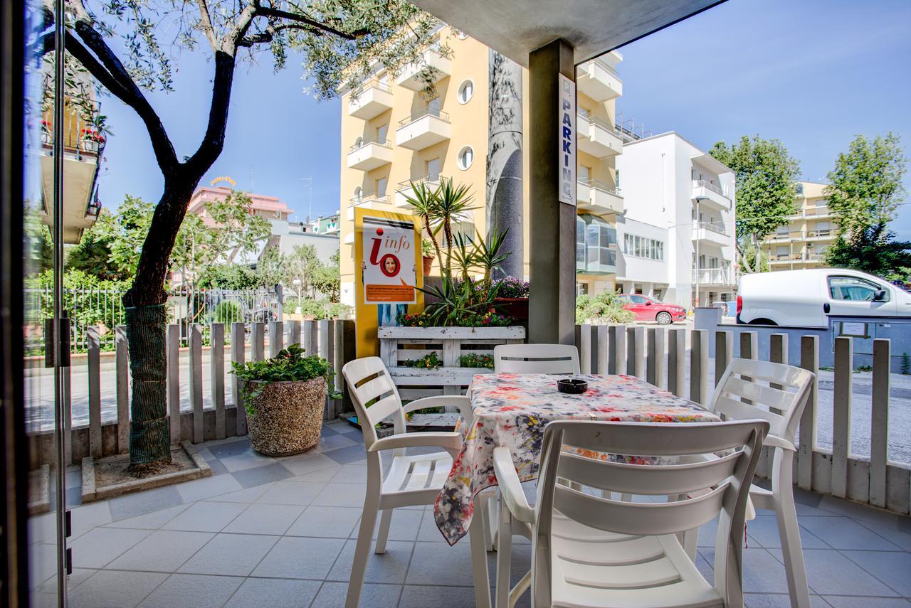 Hotel Villa Dei Gerani Rimini Kültér fotó
