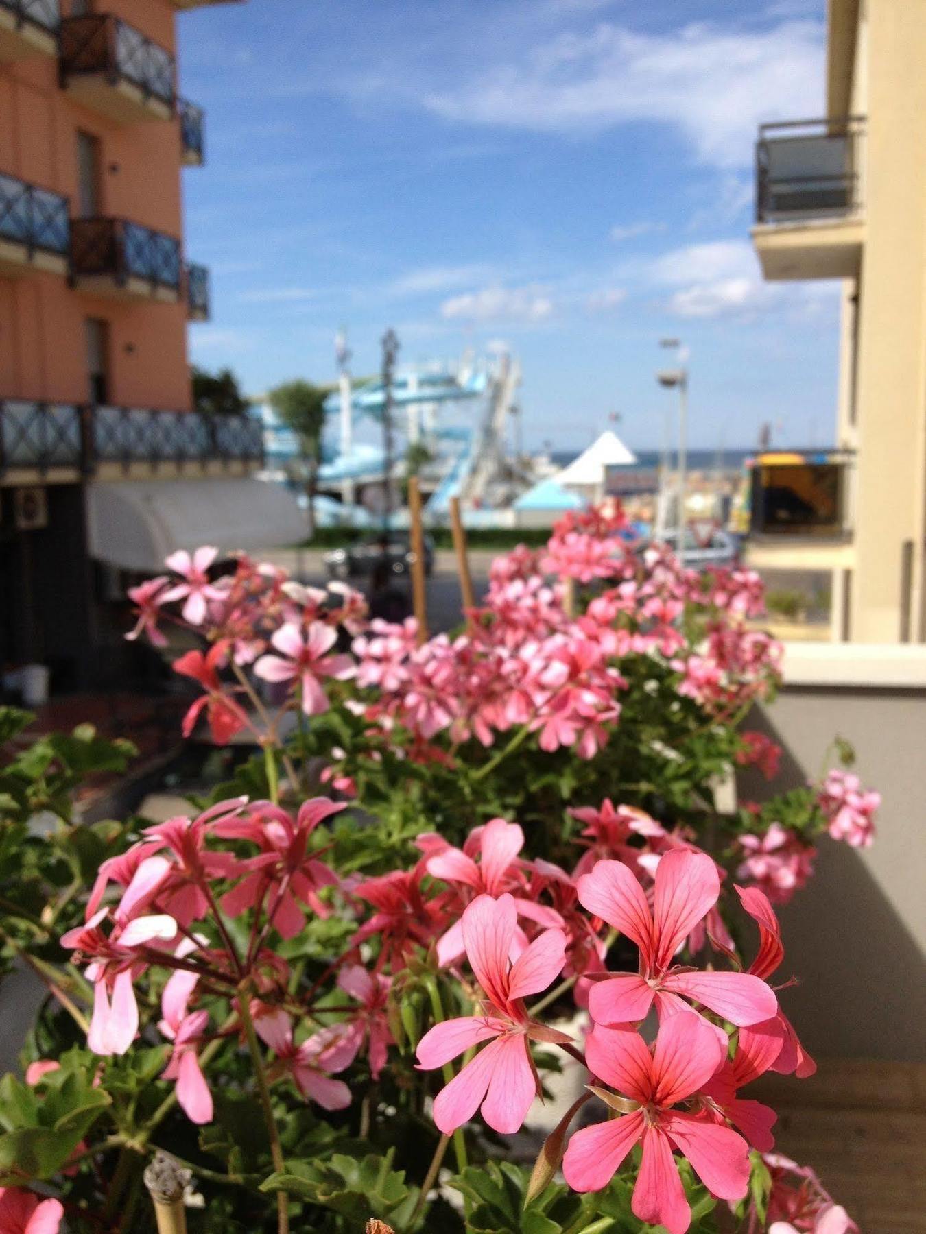 Hotel Villa Dei Gerani Rimini Kültér fotó