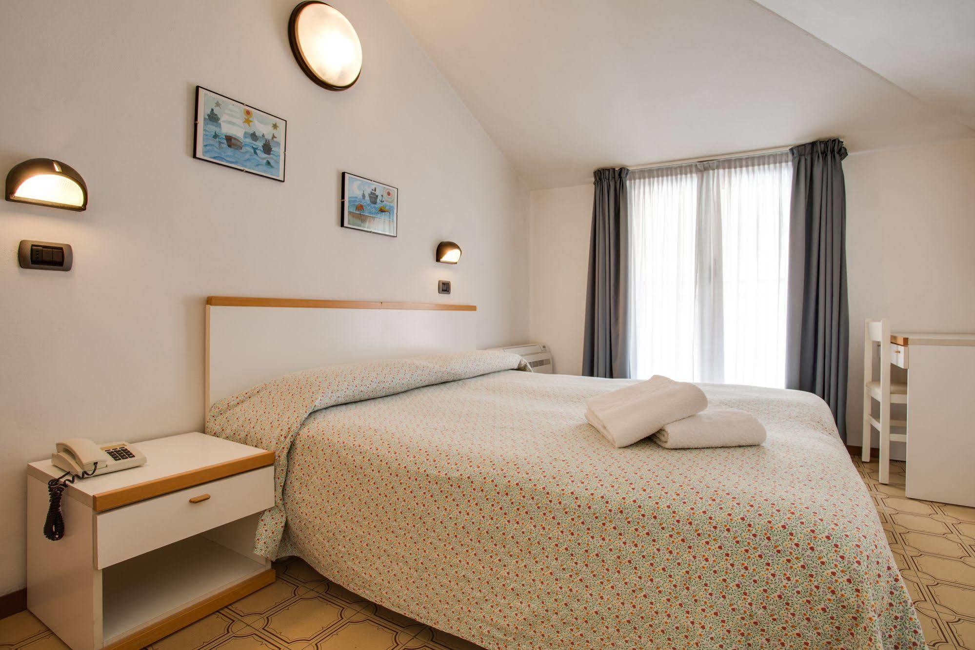 Hotel Villa Dei Gerani Rimini Kültér fotó