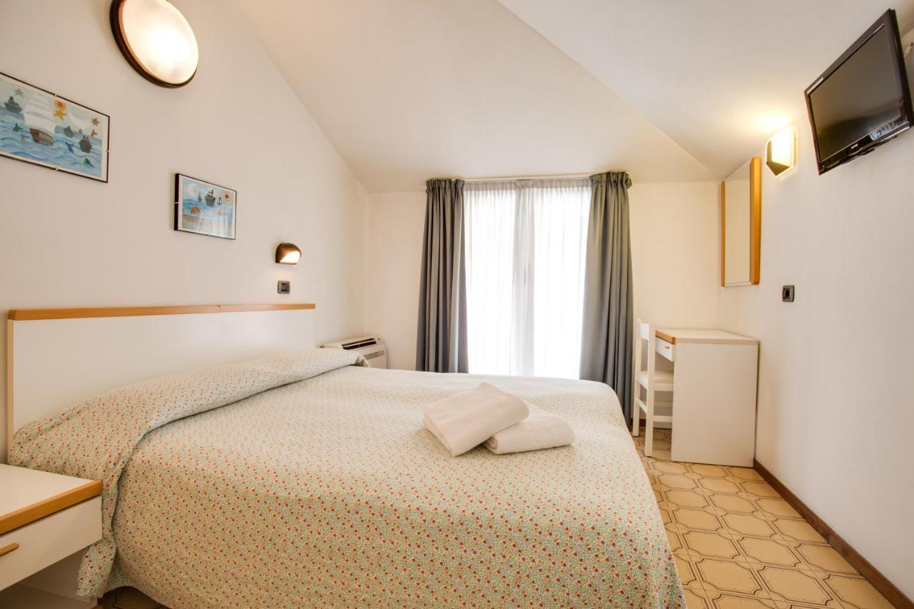 Hotel Villa Dei Gerani Rimini Kültér fotó